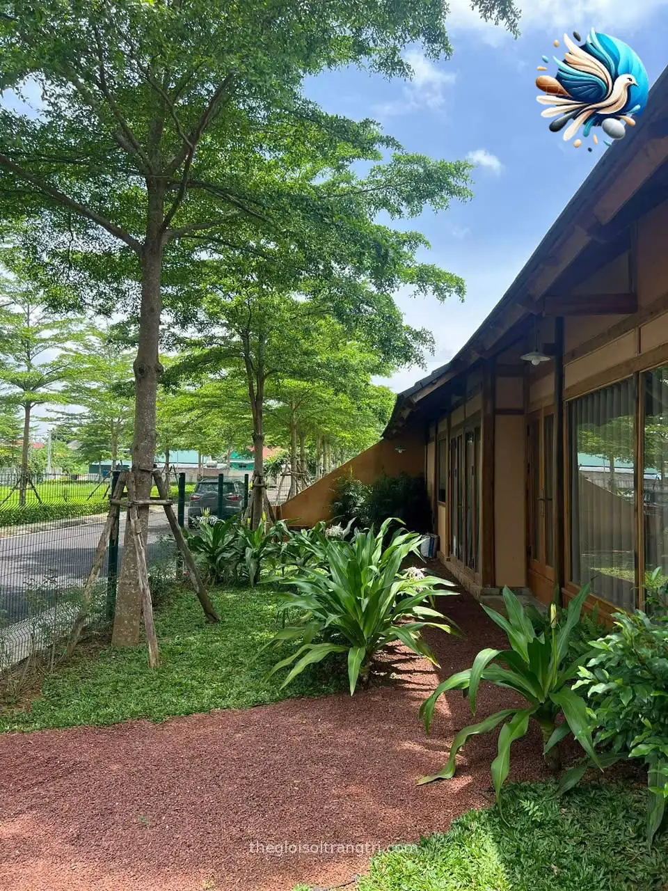 Sỏi Trang Trí Tại Bắc Ninh: 5 Cách Dùng Cho Biệt Thự, Nhà Vườn Nham thạch đỏ rải lối đi sân vườn cạnh nhà gỗ