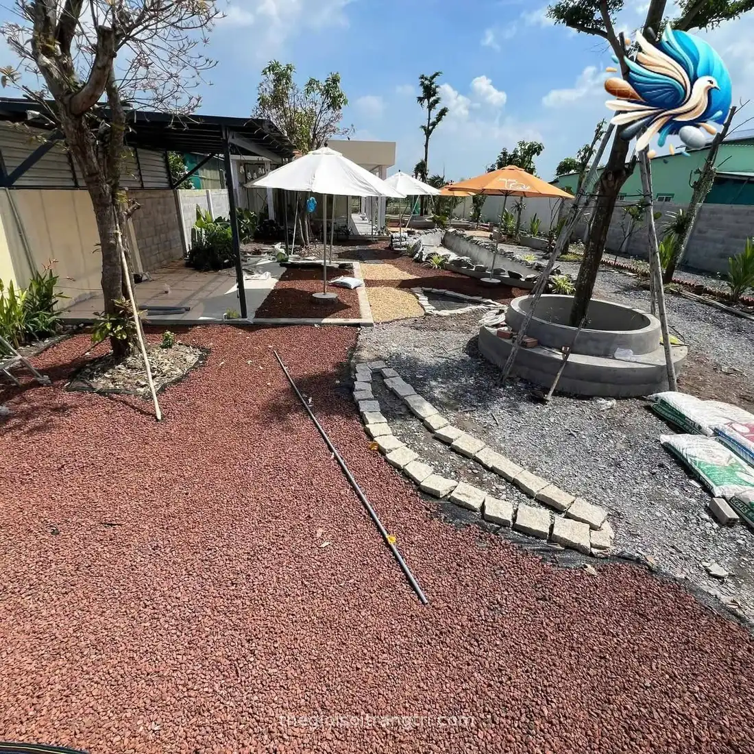 Sỏi Trang Trí Tại Khánh Hòa: 5 Loại Hợp Nắng Gió Ven Biển Nham thạch đỏ rải khu vườn đang thi công, gợi ý tiểu cảnh khô ven biển