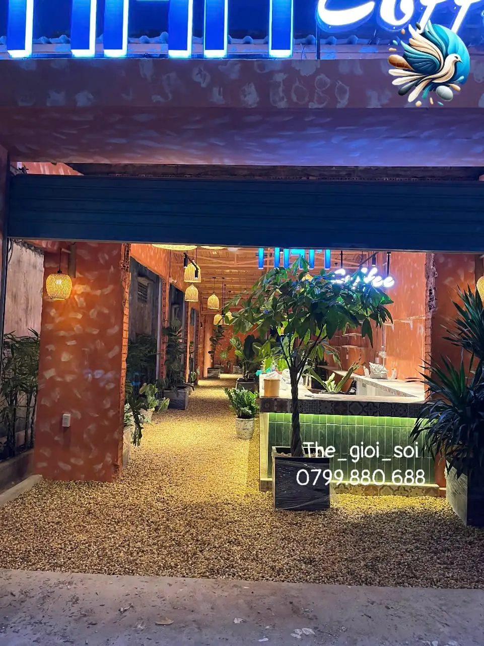Sỏi Trang Trí Tại Quảng Ninh: 5 Gợi Ý Cho Resort, Homestay, Nhà Hàng Sỏi sông ba màu rải lối vào quán cà phê