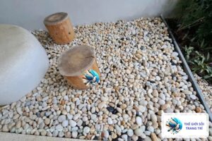 Sỏi trang trí tại Hải Phòng: sân rải sỏi biển kết hợp ghế đá và khúc gỗ