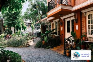 Sỏi trang trí TPHCM: lối đi rải sỏi cạnh nhà phố có sân vườn