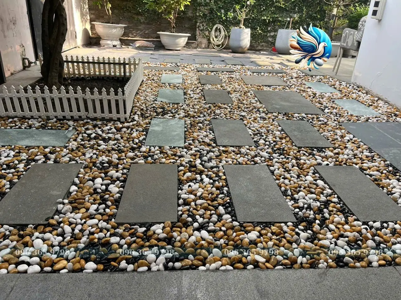 Sỏi trang trí tại Hà Nội: sỏi bóng 3 màu kết hợp đá xanh lát lối đi sân vườn